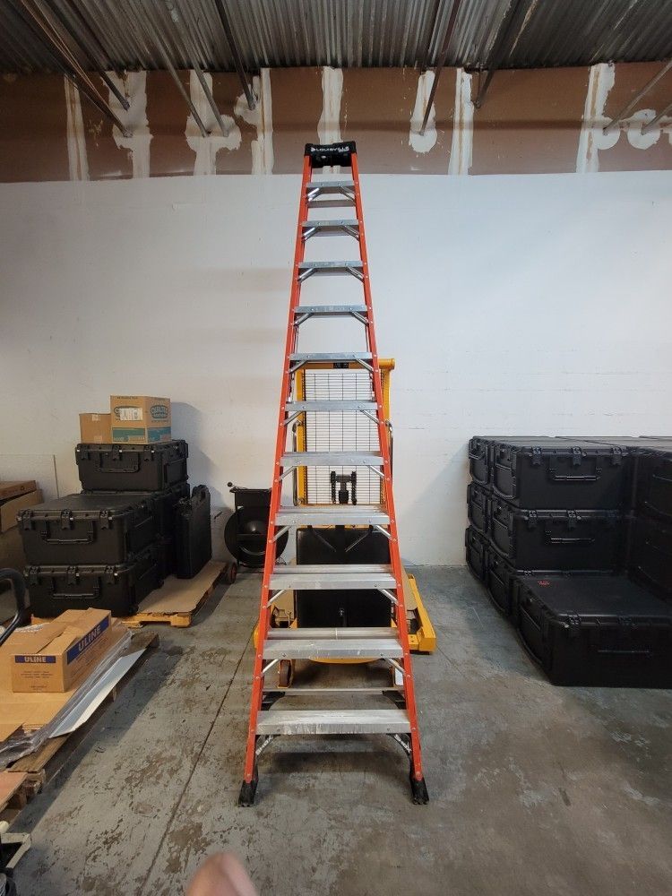 Louisville 12ft Fiberglass Stepladder FS141212HD