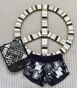 *REVERSIBLE*/Lululemon Run/ Short/Low-Rise /Shorts/4” inseam/Run/Hike/Yoga/Work Out/Gym Clothes/Casual Wear/ Excellent Condition! (Retail $65)