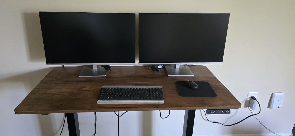 Height adjustable desk + 3 monitors + keyboard and mouse 