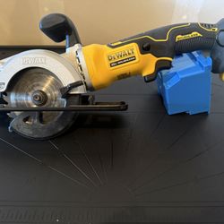 DEWALT ATOMIC™ 20V MAX* BRUSHLESS CORDLESS 4-1/2 IN. CIRCULAR SAW