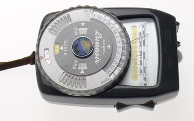 GossenLunaSix light meter/leather case