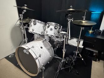 DW DWe 5-piece Drum Kit Bundle