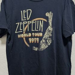 Led Zeppelin Classic Rock T Shirt Black World Tour 1971 
Vintage 2007 size Large 
Great condition 
Small hole on bottom left side 
