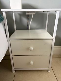 Set of 2 White Nightstands with 2 Drawers – Good Conditiong
