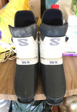 Salomon ski boots looks like size 7-8 women