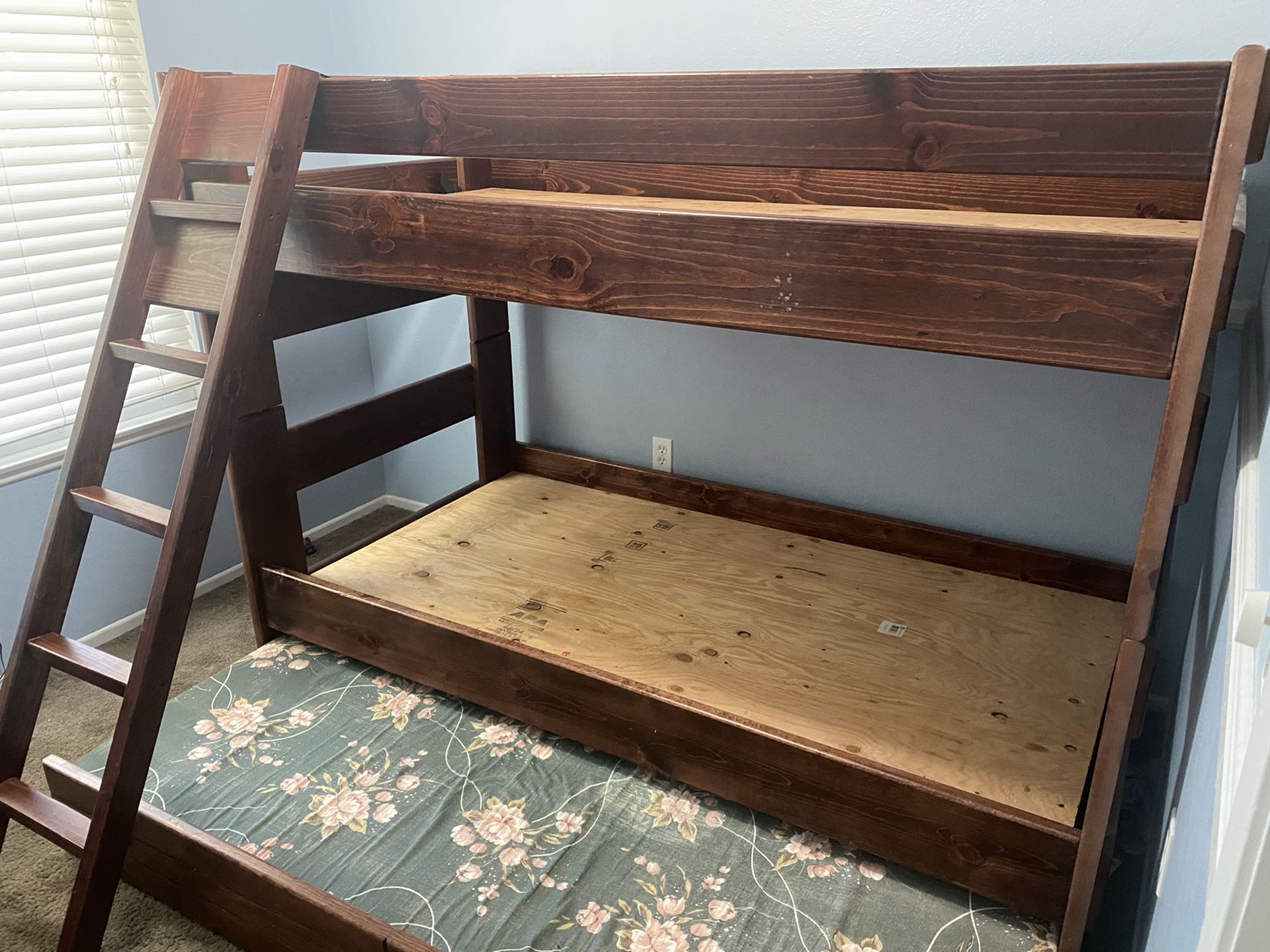 Twin Bunk Beds w/ trundle twin