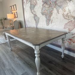 Extendable dining table