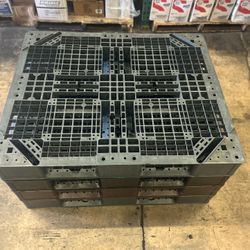 HEAVY DUTY PLASTIC PALLETS 48x40 $15 EACH DELIVERY AVAILABLE $$$