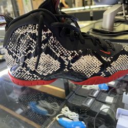 Jordan foamposite size 4y 826335-1