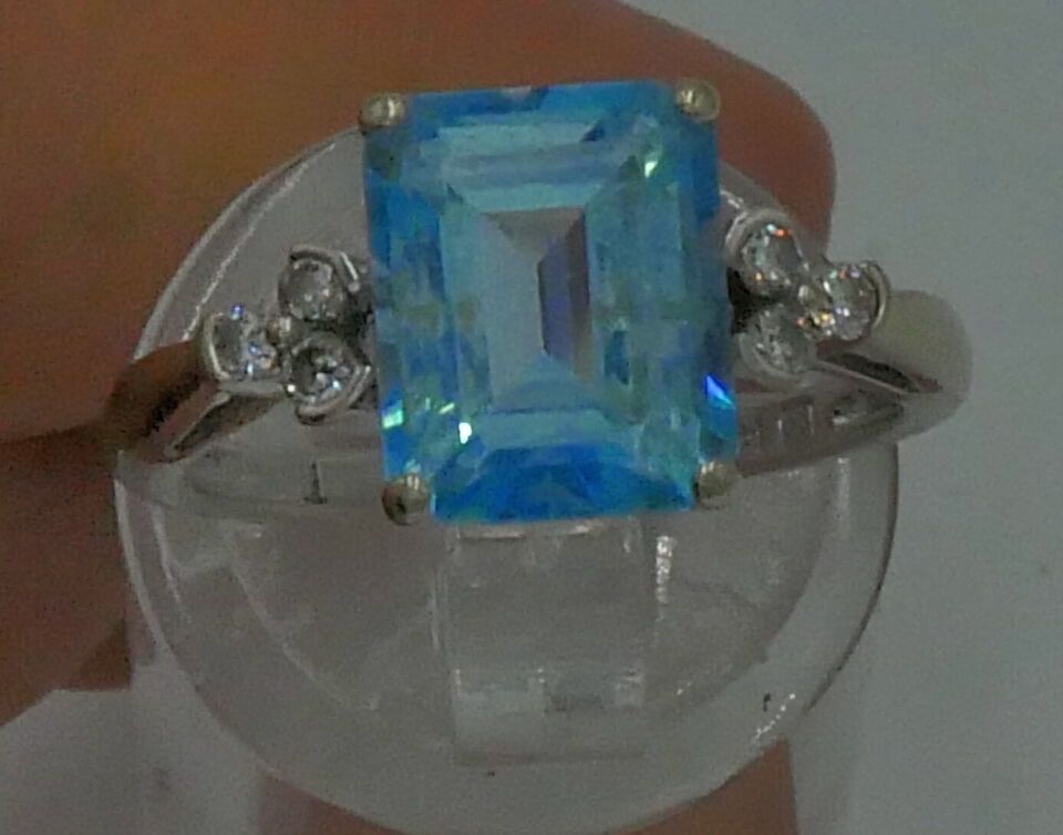 14KT WHITE GOLD RING WITH 0.15 CARAT OF DIAMONDS & BLUE STONE 3.7 GR; SIZE 6.5