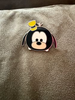 Disney Tsum Tsum pin features Goofy wearing his signature green hat.