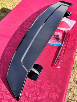 46-inch universal rear spoiler, black gloss, lightweight sporty racing style, trunk spoiler.   alerón trasero universal de 46 pulgadas, negro brilloso