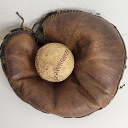 VINTAGE 1920s Catchers Mitt Genuine Cowhide Buckle Strap Baseball Glove
