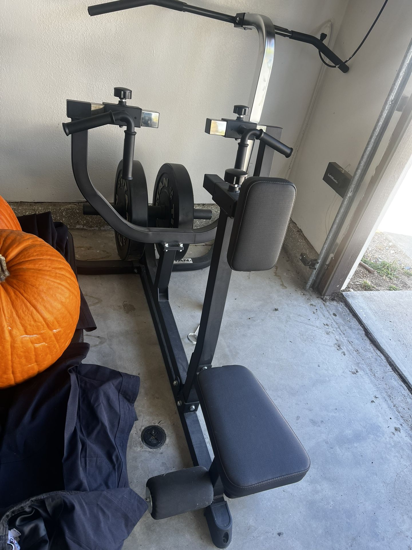 Plate-Loaded Seated Row Machine