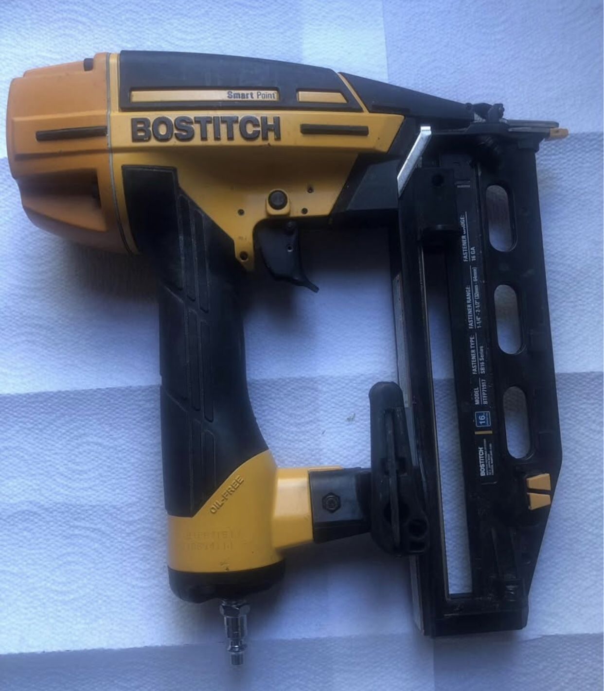 Bostitch Smart Point 2.5-in 16-Gauge Pneumatic Finish Nailer
