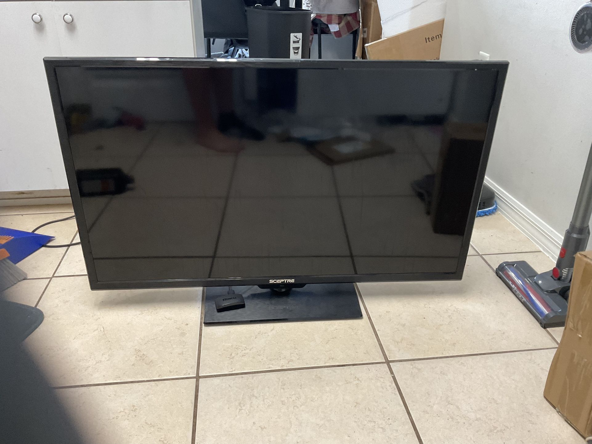 40 Inch Sceptre Tv With Roku System (30$ And Remote )