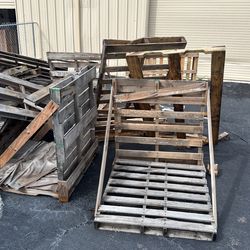 Free Pallets Pick Today ! Back Of Plaza. Lake Park, florida