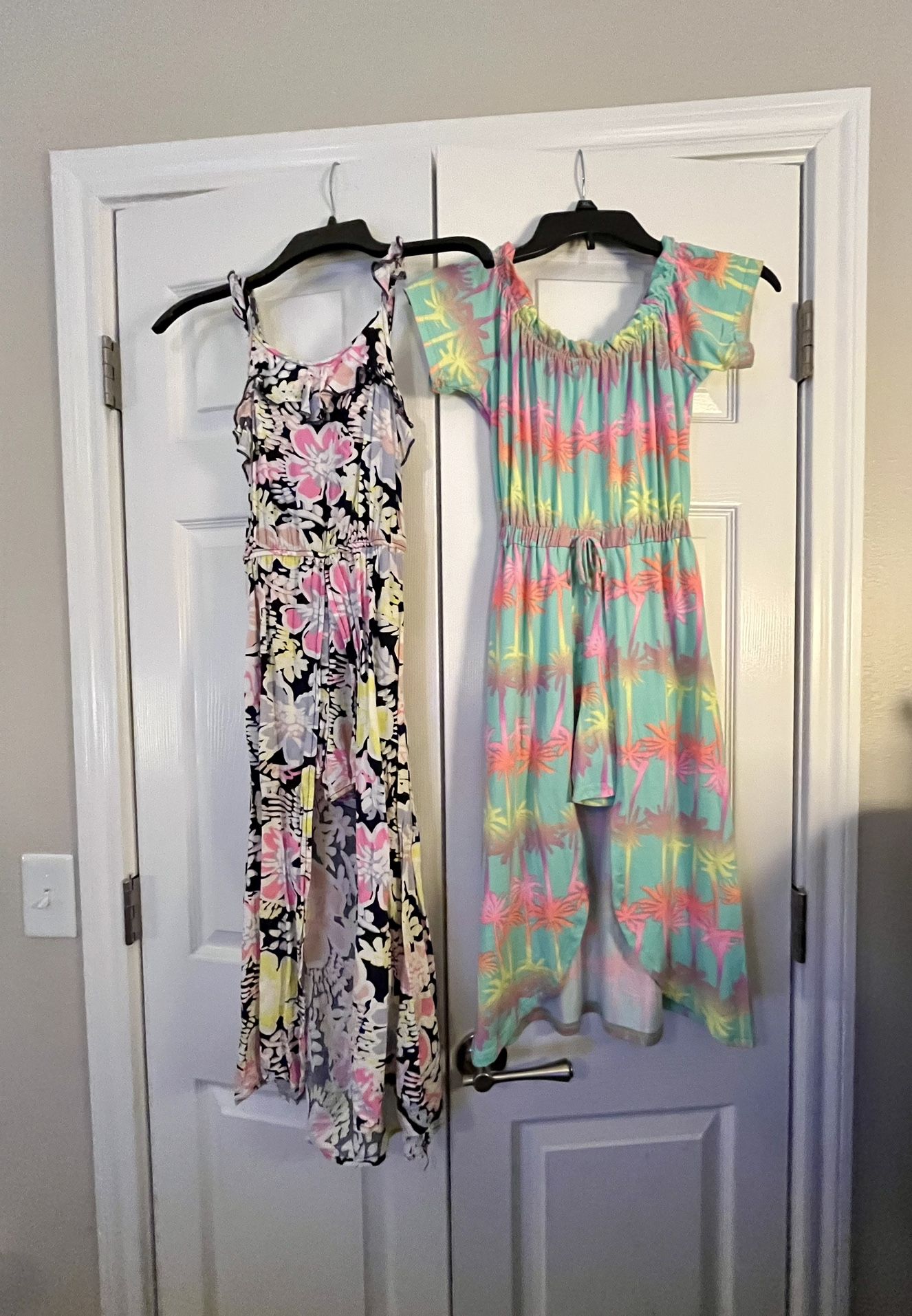 2 LITTLE GIRLS WALK-THRU DRESSES