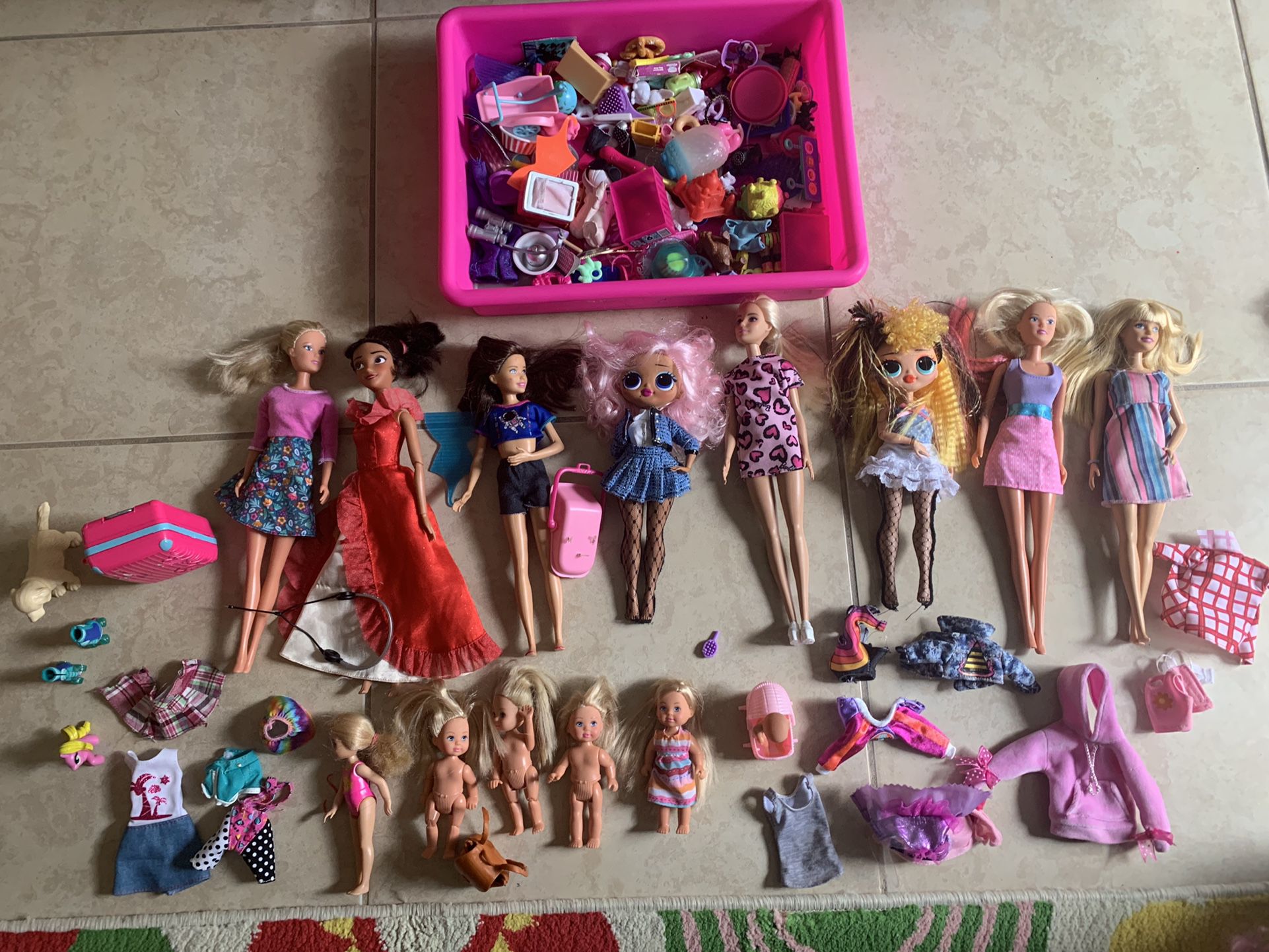 A Nice OMG Collection Of Dolls With Their Clothes ,dresses And Accessories .