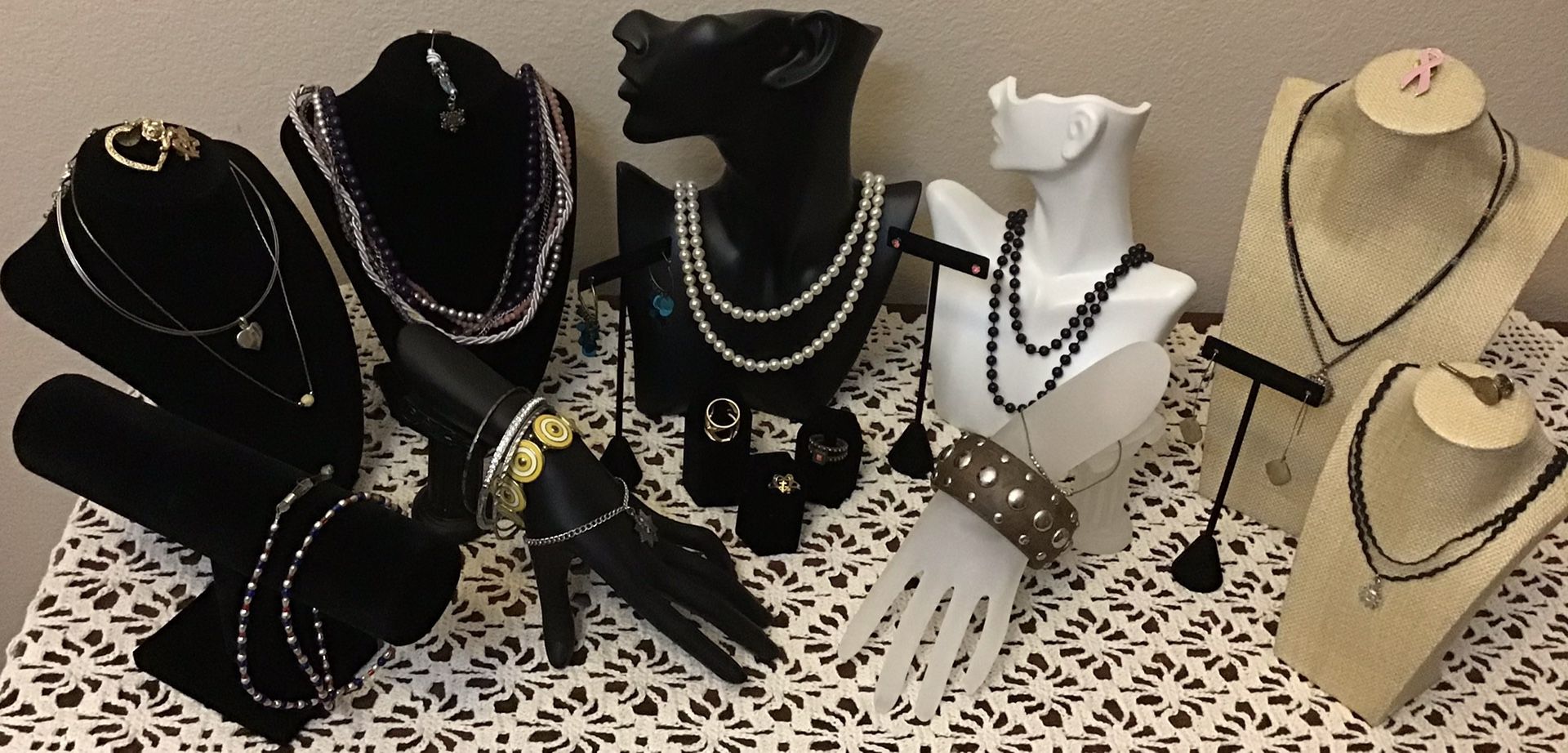 Vintage to Modern Wearable Jewelry & Accessories Lot / Lote de Joyas Antiguas y Modernas, todo Usable. (Se habla Español)