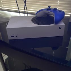 Selling xbox it’s perfectly fine comes with cords, xbox, and a blue controller 