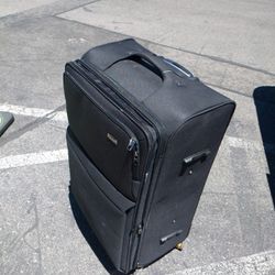 Brand New Lightweight 28-30 Check In Luggage Black Spinner