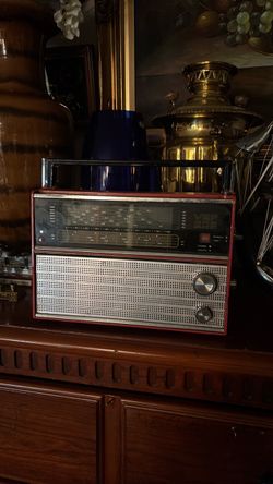 Radio ruso.  VEF 205   De cuba.  $70