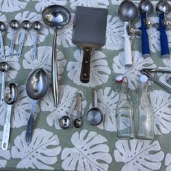 KITCHEN UTENSIL ASSORTMENT 