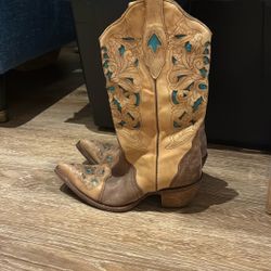 This is a pair of Corral C1620 vintage brown and turquoise laser-tooled leather Western cowgirl boots. 