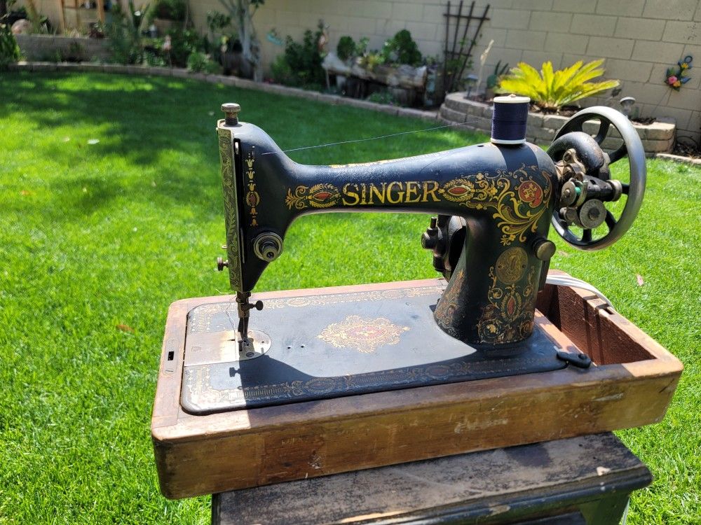 Old Singer Sawing Machine (Functional)