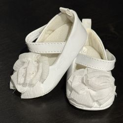 White Baby Shoes with Flower Design*Zapatos blancos para bebé con diseño de flores*