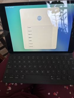 Apple iPad 8th Gen 32GB Wi‑Fi + Apple Smart Keyboard + Case