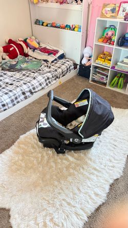 Baby Trend Infant Car Seat with Base | Clean Used Condition