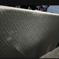 Like new 5 inch full-size mattress only in great condition