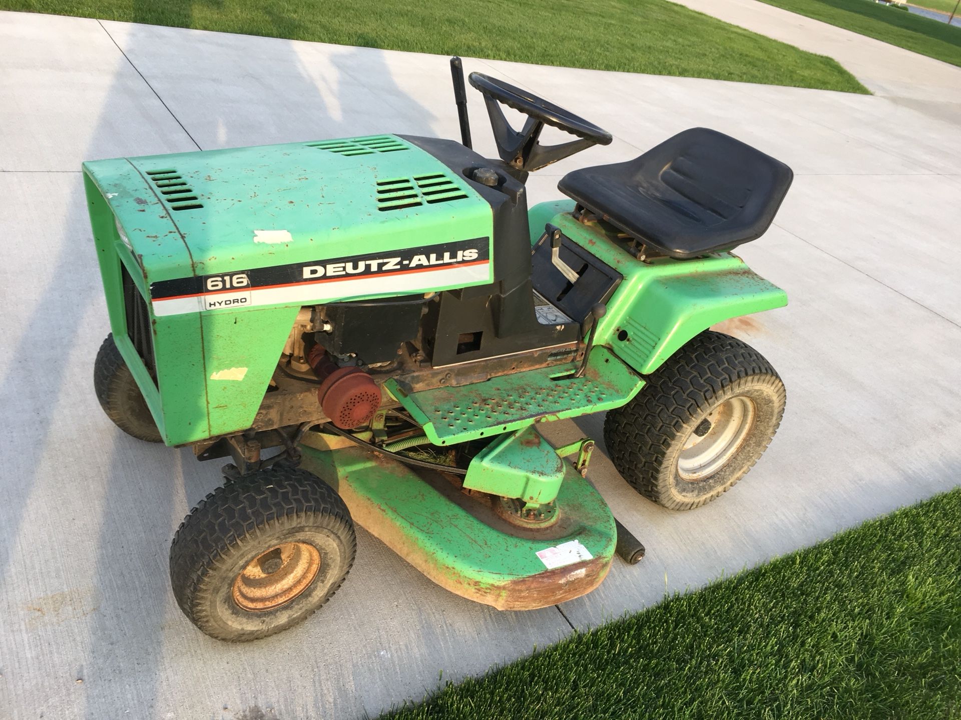 Deutz Allis riding lawn mower