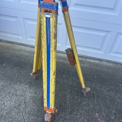 Vintage surveyor is tripod which extends in good condition.   $50, cash your Venmo, meet in person somewhere convenient. I’m in Vancouver at ZIP Code 