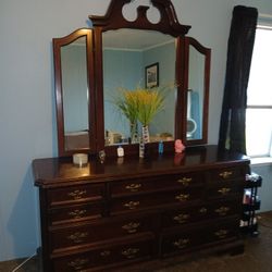 Dresser With Mirror. (Cherrywood)