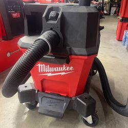 Milwaukee M18 FUEL Brushless 6 Gallon (23 L) Wet/Dry Vacumm. Tool-Only 
