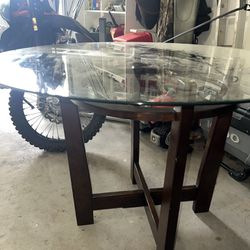 Round Dining Table; Sits 4 