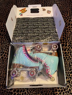 MOXI ROLLER SKATES SIZE 5
