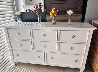 Beautiful White Dresser Good Condition