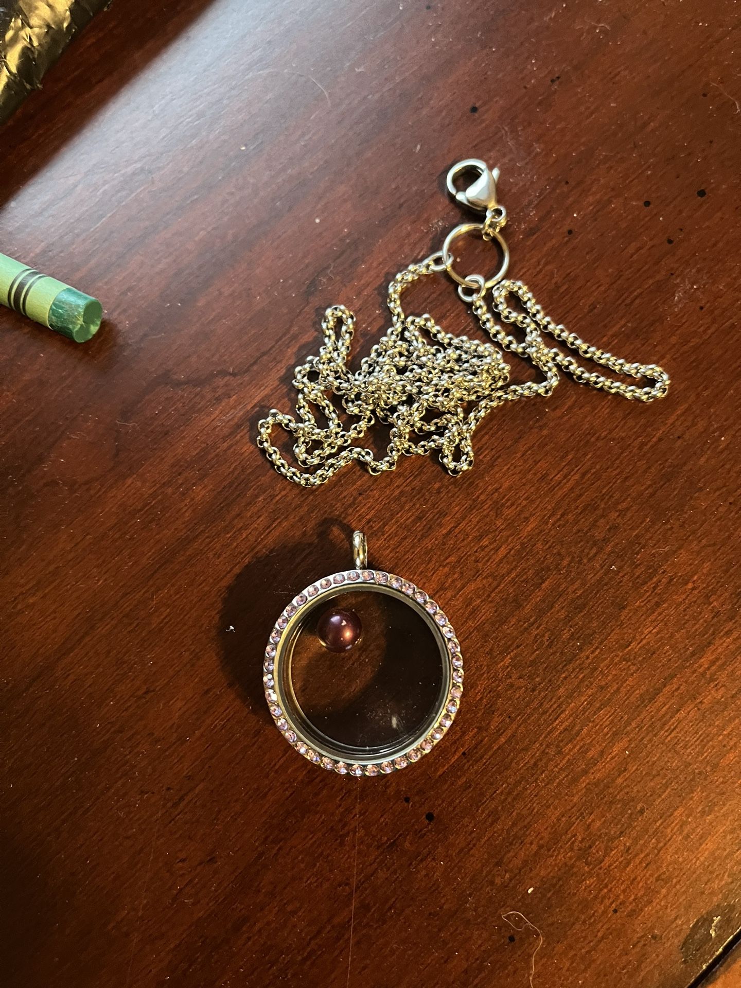 Charm, Pearl Holder W Chain. Has Authentic Dyed Pearl. Pu Bridgewater