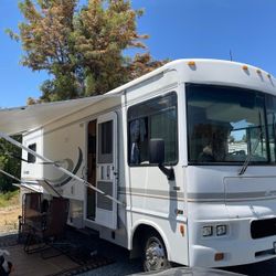 2004 Winnebago Sightseer is a 30- to 31