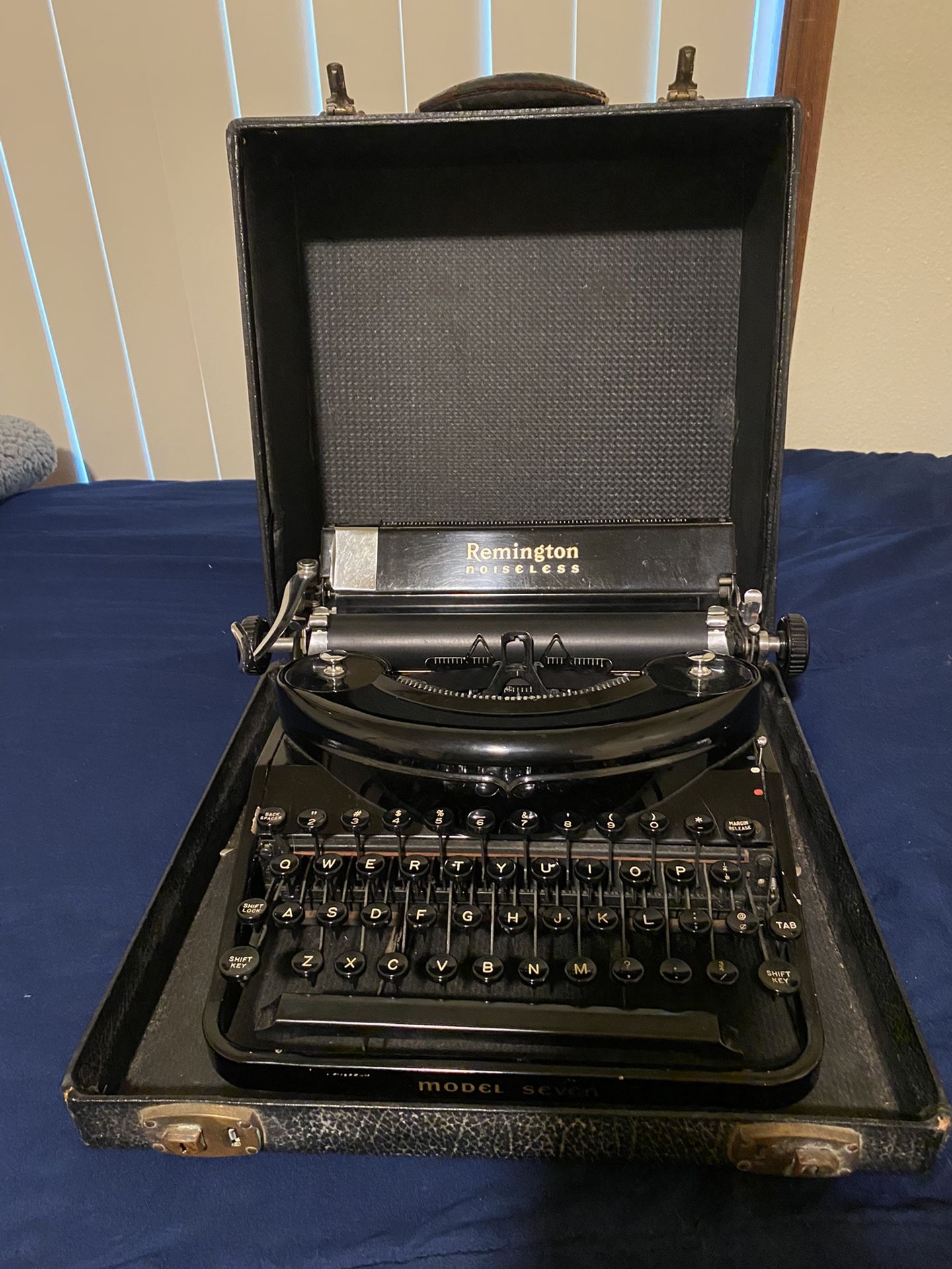 Remington Noiseless Typewriter Model 7 w/ Case