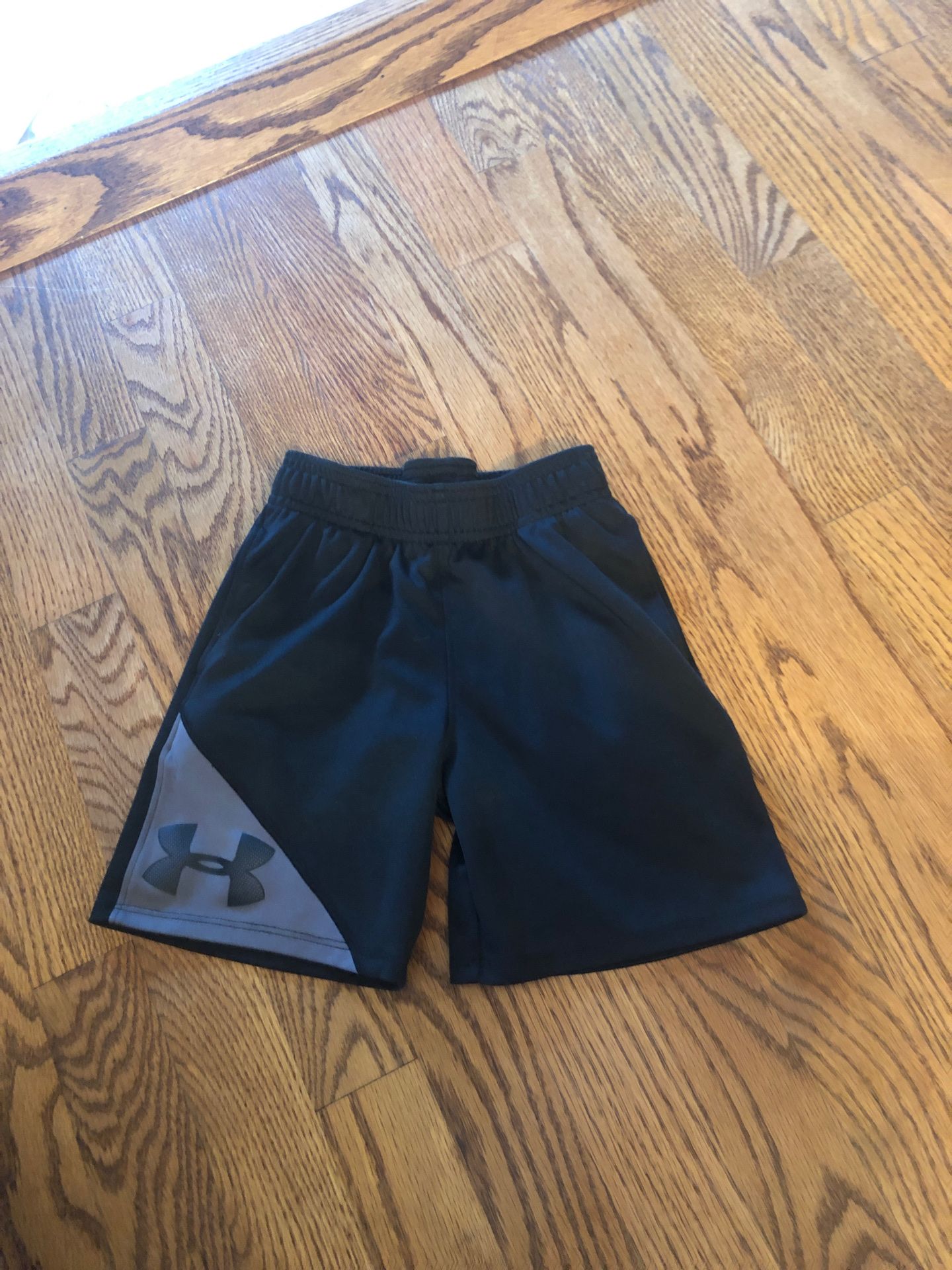Kids boys size 4 Under Armour black shorts