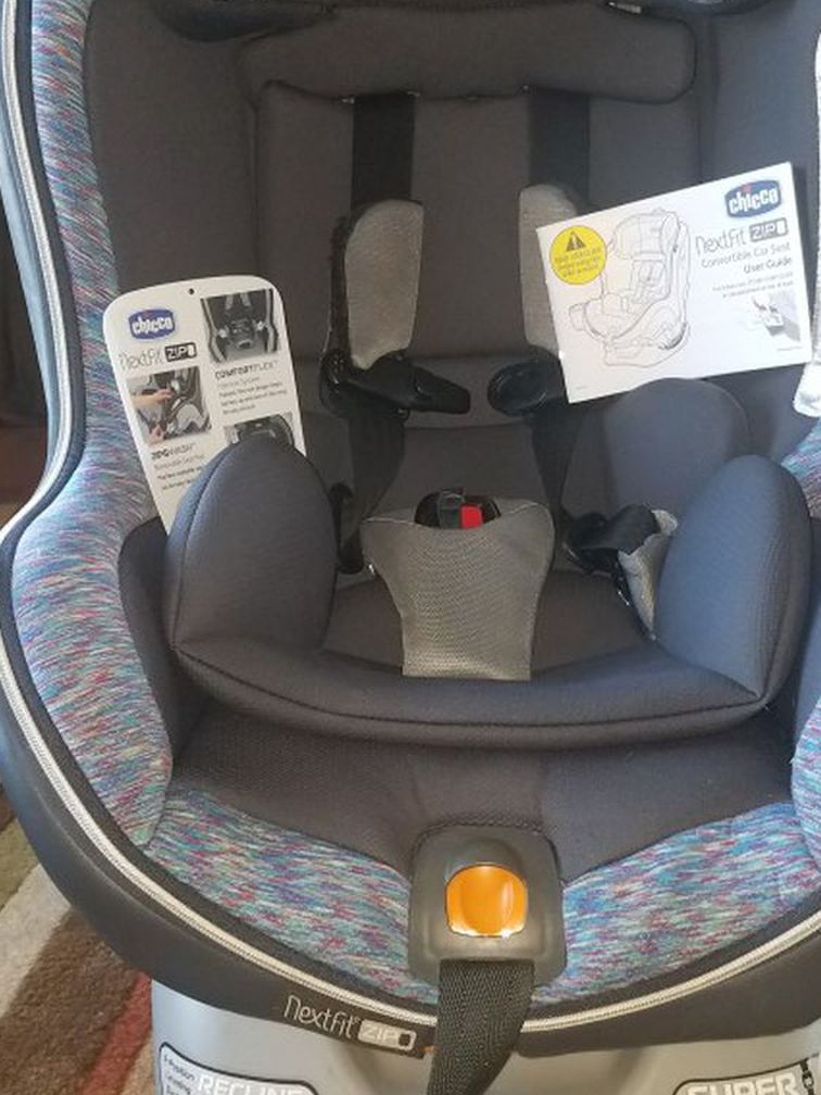 Chicco NextFit Zip Convertible Car Seat excellent