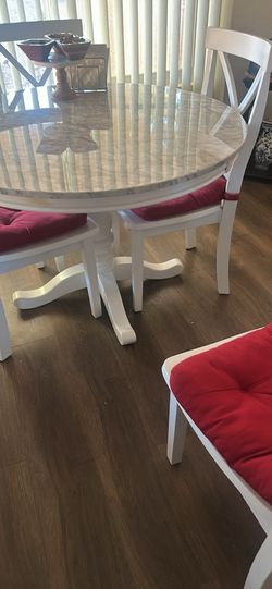 Kitchen table   moving sale