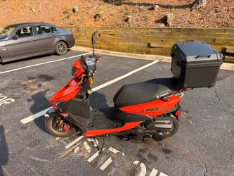 YTR Moto Viper 150 Scooter with Top Case