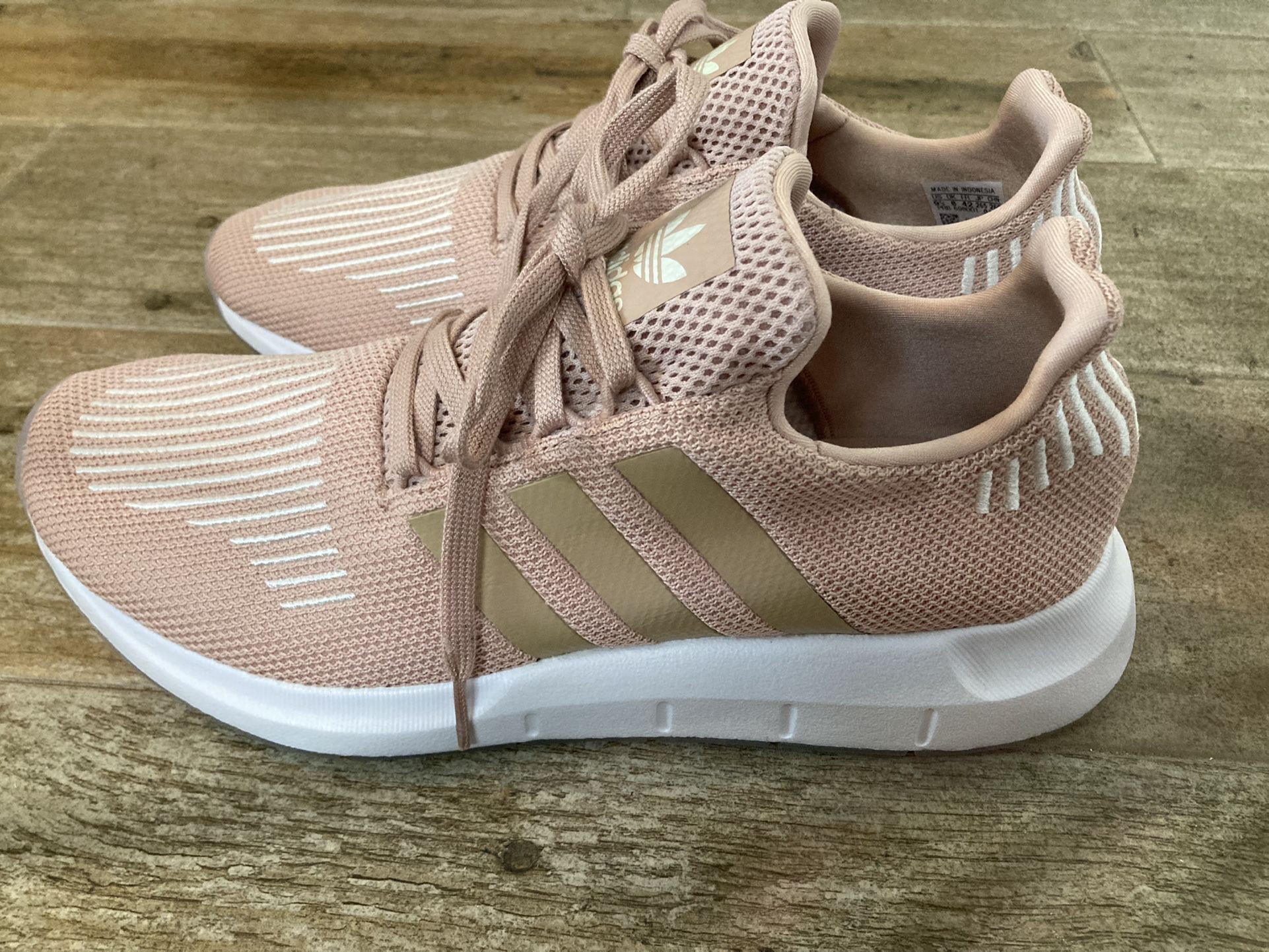 farvel Grudge sagging NEW Adidas Originals Womens Swift Run Shoes for Sale in Glendale, AZ -  OfferUp