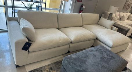 💞OM 💞  Brand New Living Room Sectional Couch with Chaise